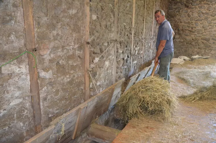 À Égliseneuve-d’Entraigues, dans le Puy-de-Dôme, Denis Guittard, éleveur de vaches aubracs, a résolu le fastidieux travail d’ouverture manuelle de ses trappes à ...