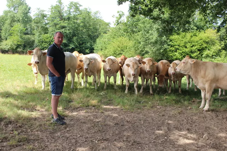 Franck Bézier s’organise pour passer sur les prairies les plus saines aux saisons où il pleut le plus. Pour les prairies pâturées, il passe juste après la sortie des ...