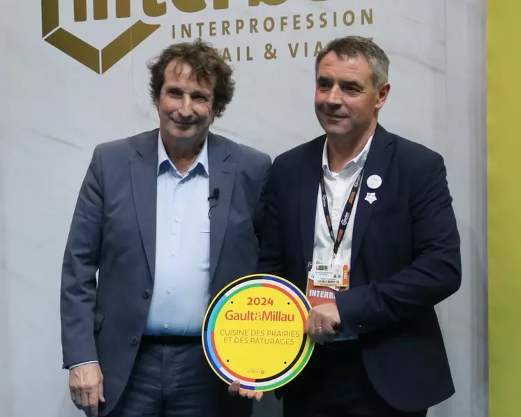 Marc Esquérré (Gault & Millau) et Emmanuel Bernard (Interbev) ont annoncé la création du trophée "Cuisine des prairies et des pâturages" au Salon de l'Agriculture 2024.
