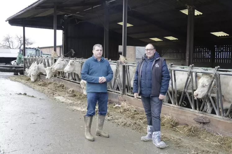 Mathieu Canon, éleveur naisseur engraisseur dans l'Asne, ici avec Christian Guibier, conseiller viande bovine à la chambre d'agriculture de l'Aisne (à droite). 