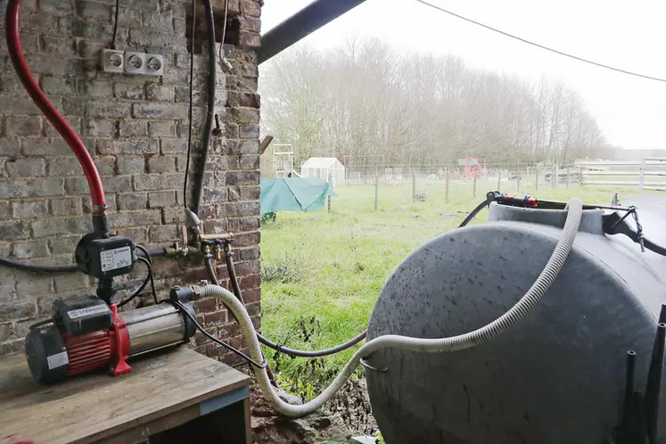 L'éleveur a installé un surpresseur relié à une lance incendie. Le volume important mais à faible pression enlève la matière en suspension sur la patte sans agresser ...