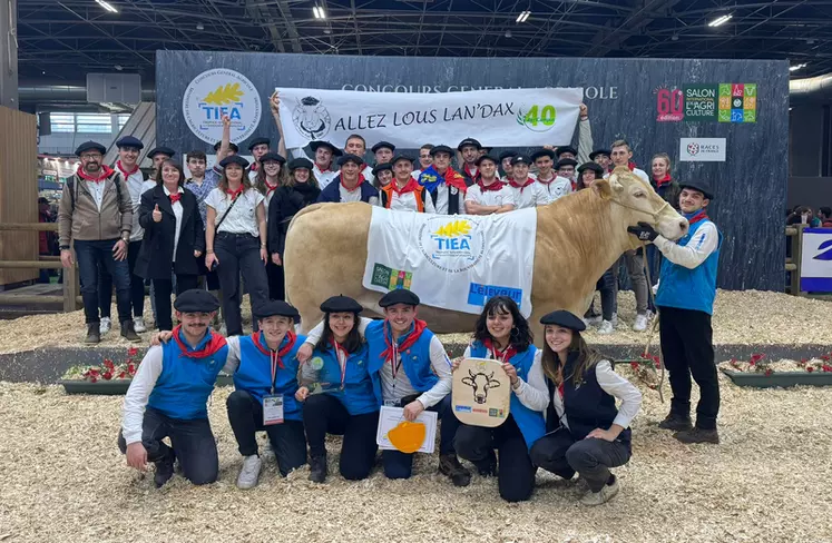 Au Salon de l'Agriculture 2024, Les Grands champions 2024 et 1er prix Section 4 groupe 2 races allaitantes sont les élèves d'Agricampus 40 d'Oeyreluy (Landes). Ils posent ...