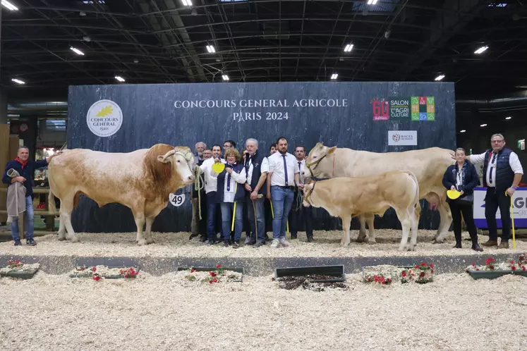 Photo de Minette et Rafael, champions du concours de la race Blonde d'Aquitaine, et de leurs éleveurs