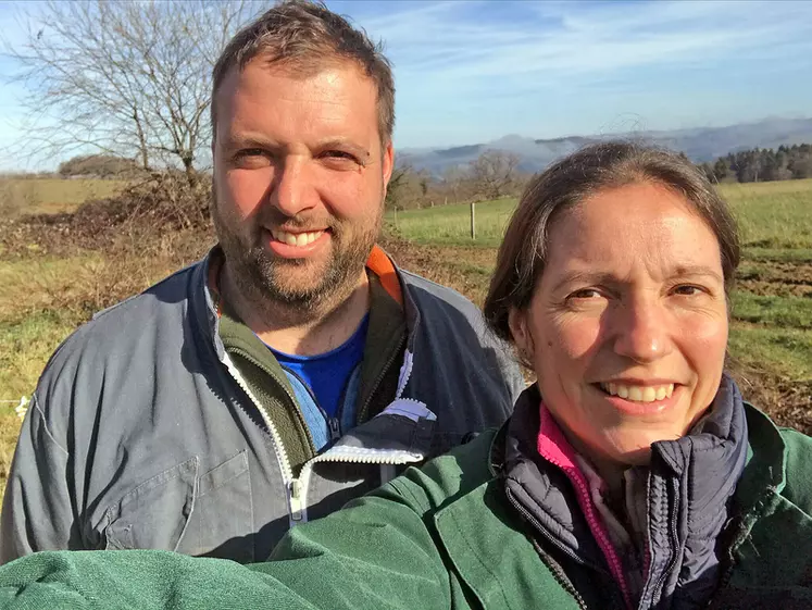 Photo 3 : Ludovic Cornil, éleveur, et Anne-Catherine Bernard, vétérinaire. « Nous pensons que le conventionnement, c’est une façon de lutter contre le risque de ...