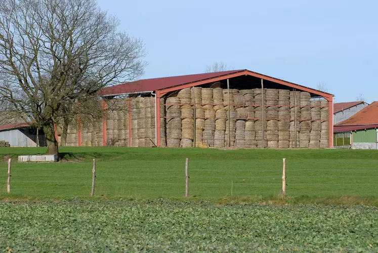 bâtiment de stockage de la paille sur une exploitation agricole