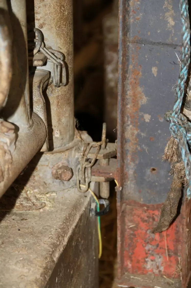 L'avant comme l'arrière de la cage sont temporairement fixés par des tiges en métal passées dans des écrous.