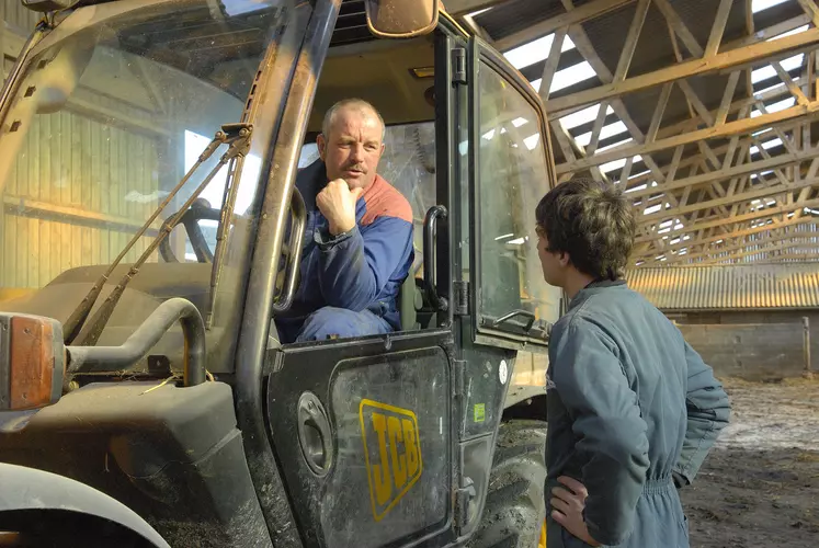 éleveurs tracteur stabulation