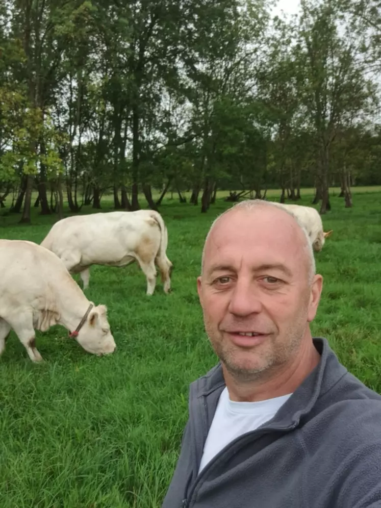Sébastien Plaire, Les Nouillers en Charente-Maritime, 400 ha, 110 vêlages en race charolaise en système naisseur-engraisseur, 4 UTH