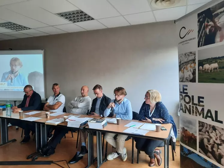 La conférence bien-être animal coût versus-bénéfice a été suivie par près de 70 personnes sur place au Sommet de l’Elevage et en ligne. 