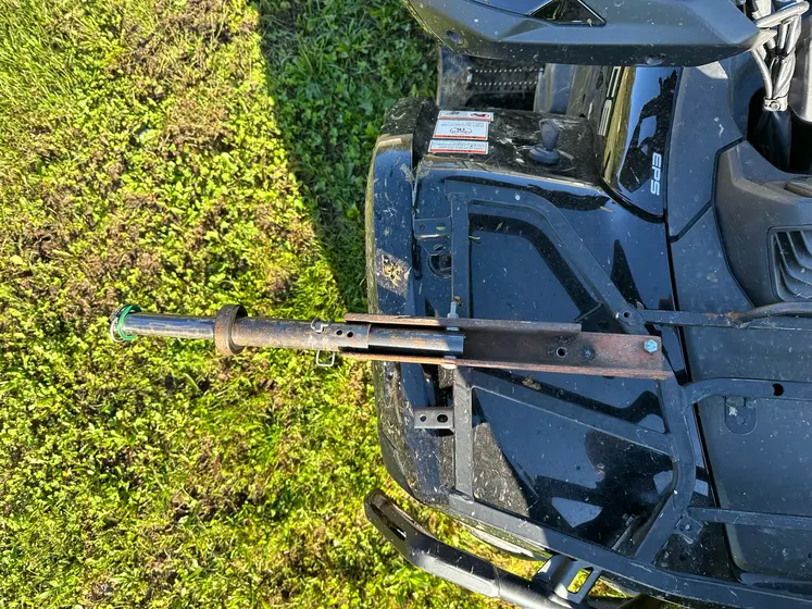 Support de bobine fait maison, fixé au quad, pour poser et défaire les clôtures de pâturage.