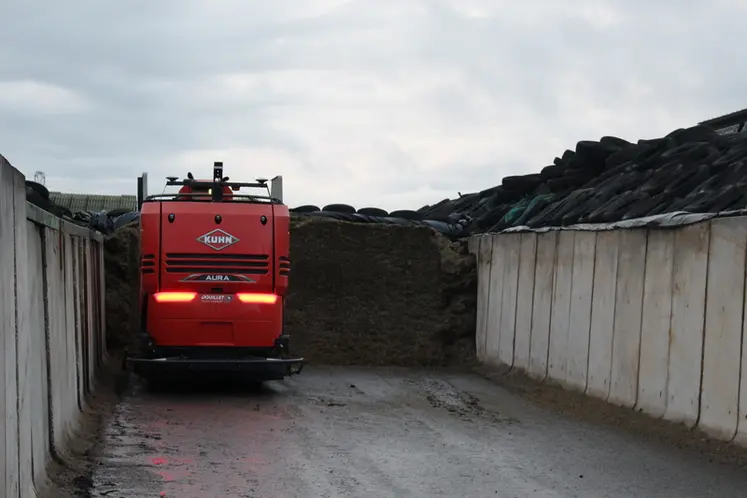 <em class="placeholder">robot d&#039;alimentation Kuhn Aura silo désilage autonome</em>