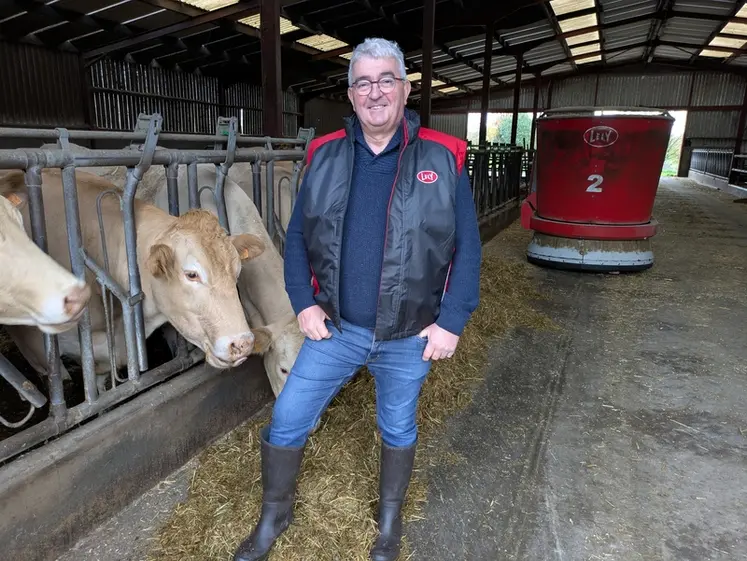 <em class="placeholder">Fabrice Bauchet, éleveur aux Landes-Guenusson (85) : «On a gagné du temps et réduit la pénibilité en automatisant l&#039;alimentation de notre troupeau.»</em>