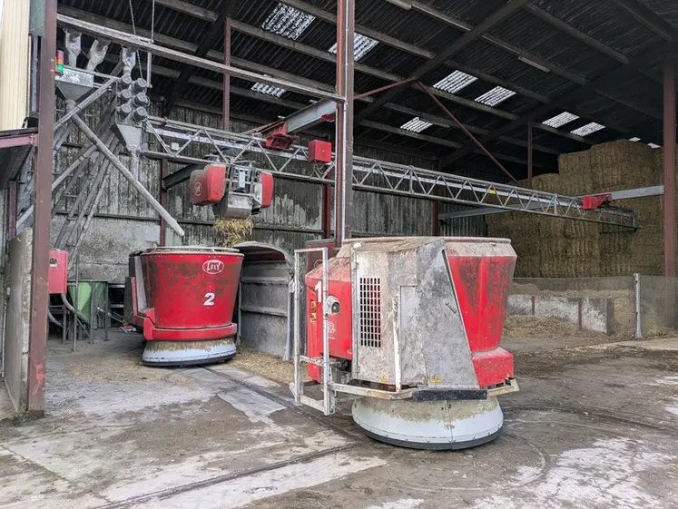 <em class="placeholder">Pendant qu&#039;un robot part distribuer, le second commence à être chargé par le grappin.</em>