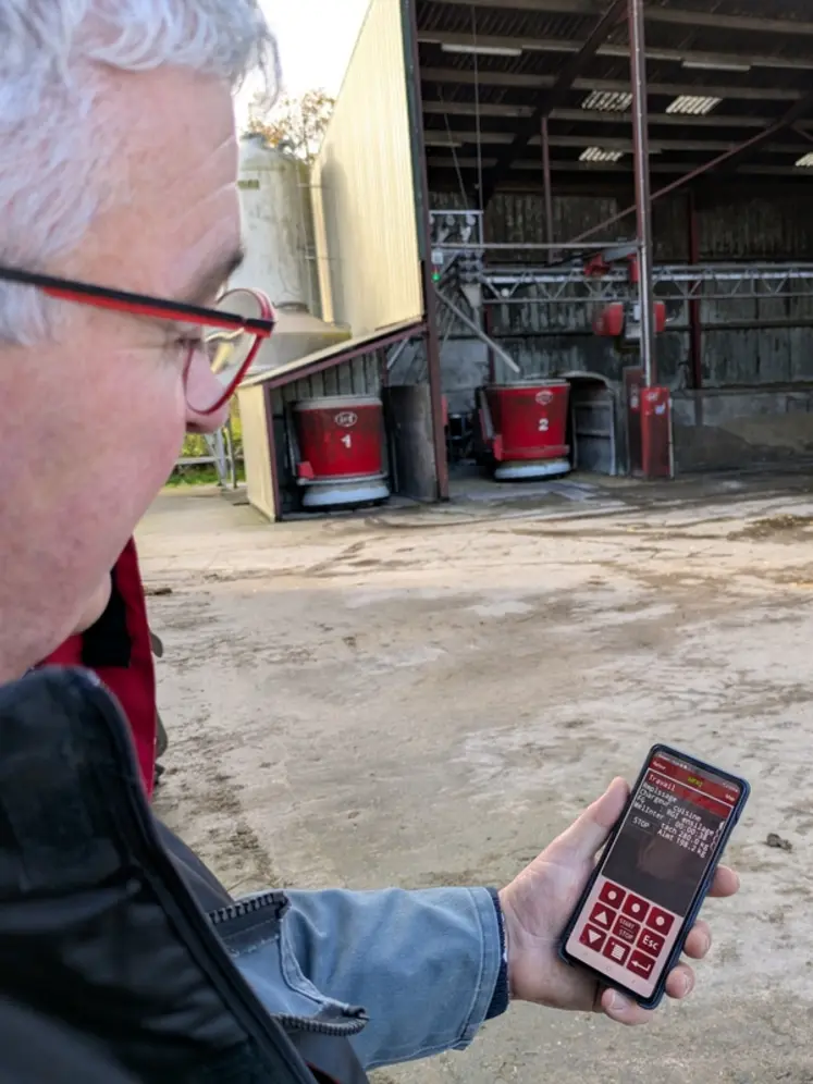 <em class="placeholder">Fabrice Bauchet suit en temps réel le fonctionnement des robots depuis son Smartphone. Il peut ajuster très facilement certains paramètres en fonction de l&#039;observation de ...</em>