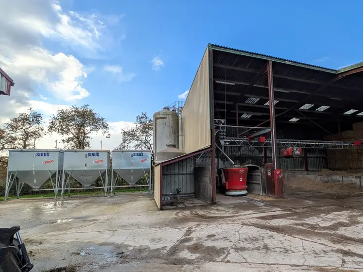 <em class="placeholder">La cuisine a été installée en bout d&#039;un bâtiment de stockage. Trois trémies ont été ajoutées à l&#039;extérieur. </em>