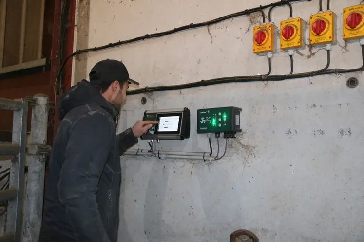 <em class="placeholder">L&#039;éleveur règle la ventilation grâce au boititer installé dans le bâtiment d&#039;élevage.</em>