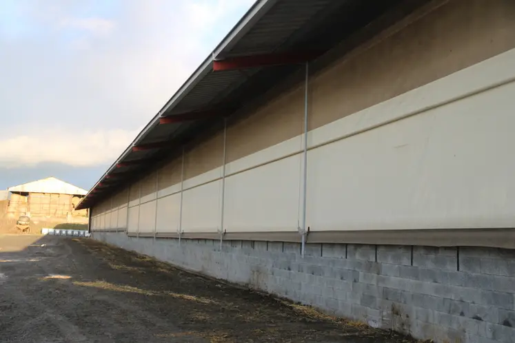 <em class="placeholder">Vue extérieure d&#039;un bâtiment d&#039;élevage bovin équipé de filets brise-vent. Les filets sont descendus.</em>