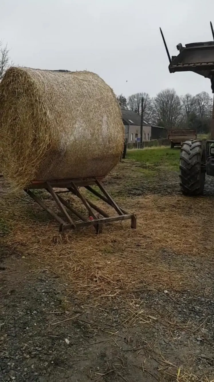 <em class="placeholder">Boule de paille sur son support de chargement.</em>