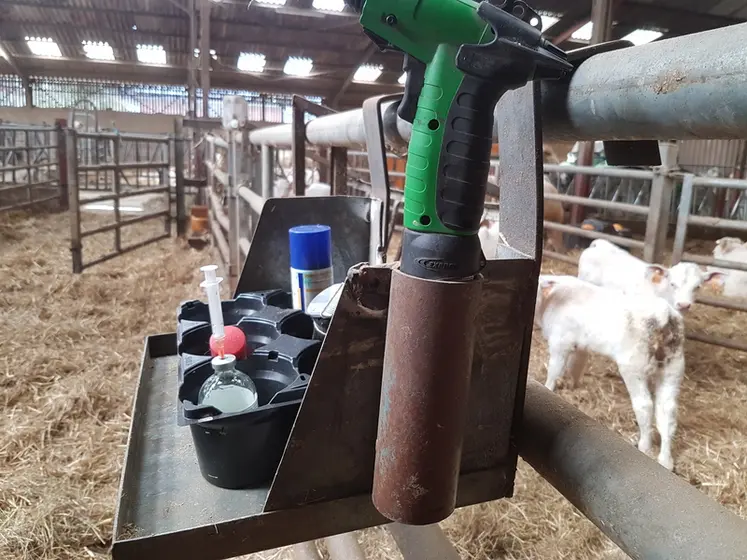 <em class="placeholder">Tablette d&#039;écornage posée sur une barrière. Le fer à souder est rangé dans un tube, les flacons et seringues sont posés sur le plateau.</em>