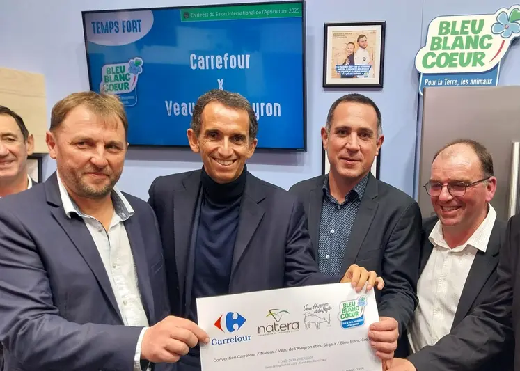 Un contrat d'approvisionnement a été signé entre la filière veau d'Aveyron / Bleu Blanc Cœur et Carrefour le lundi 24 février au Salon de l'agriculture. La viande sera commercialisée sous la marque du distributeur « Reflets de France » à partir du mois d'avril. De g. à d. : Stéphane Bourdarias, président de l’Organisation de Producteurs de bovins de la coopérative Natura, Alexandre Bompard, PDG du groupe Carrefour, Julien Volpelier, directeur général adjoint de Natera et Pierre Cabrit, président de l’IRVA.