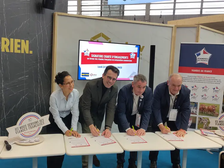 Cythia Merope (Metro France), Pascal Peltier (Metro France), Emmanuel Bernard (Interbev) et Gilles Gauthier (Interbev) signent la charte d'engagement