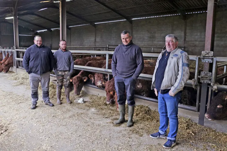 <em class="placeholder">Florian Bessonies, Corentin Roquessolane, Alex Seyrolle avec ici Pierre Amadieu (retraité), du Gaec des prairies : « Le système de libre-service pour l’ensilage ...</em>