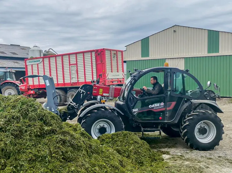<em class="placeholder">Remorque autochargeuse Pöttinger Jumbo 7210 Combiline et chargeur télescopique Case IH Farmlift 742</em>