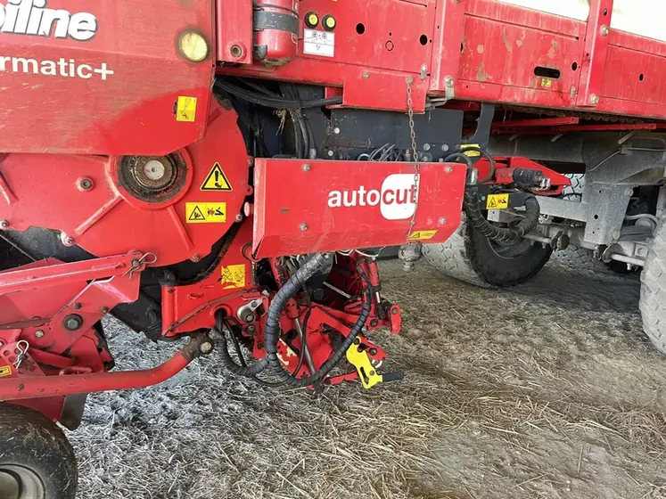 <em class="placeholder">Vue du système de coupe de la remorque autochargeuse Pöttinger Jumbo 7210 Combiline de la Cuma L&#039;Entraide d&#039;Ouville dans la Manche</em>