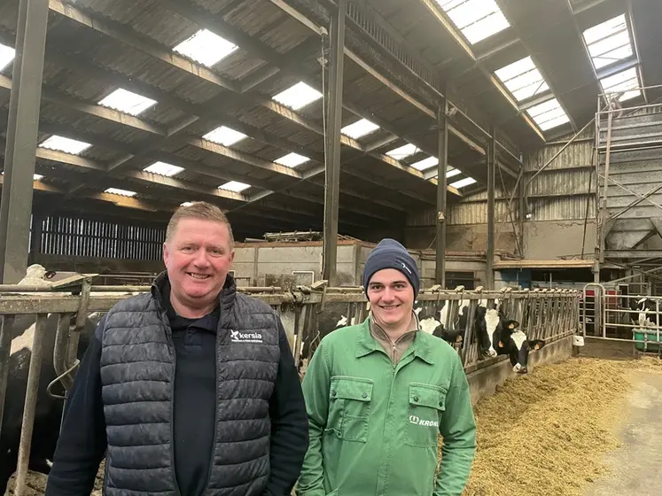 <em class="placeholder">Jean-Noël Savieux et son fils Antoine Savieux, agriculteurs éleveurs à Fleury dans le Pas-de-Calais, dans leur stabulation vaches laitières</em>