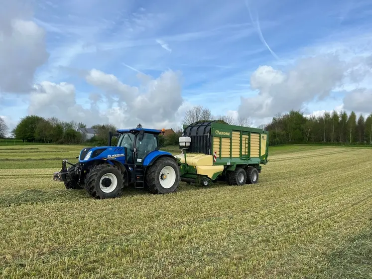 <em class="placeholder">Remorque autochargeuse Krone MX 330 GL en action dans un champ d&#039;herbe avec tracteur New Holland T7.245</em>