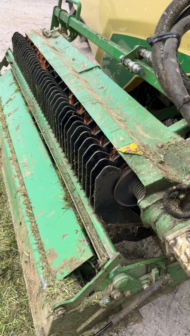 <em class="placeholder">Vue de l&#039;affûtage des 41 couteaux du système de coupe de la remorque autochargeuse Krone MX 330 GL </em>