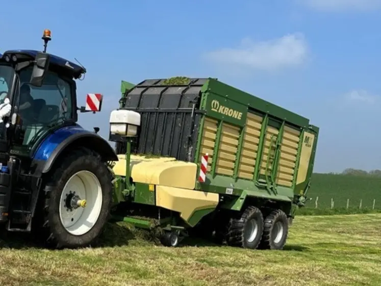 <em class="placeholder">Remorque autochargeuse Krone MX 330 GL avec incorporateur de conservateur au dessus du pick-up</em>