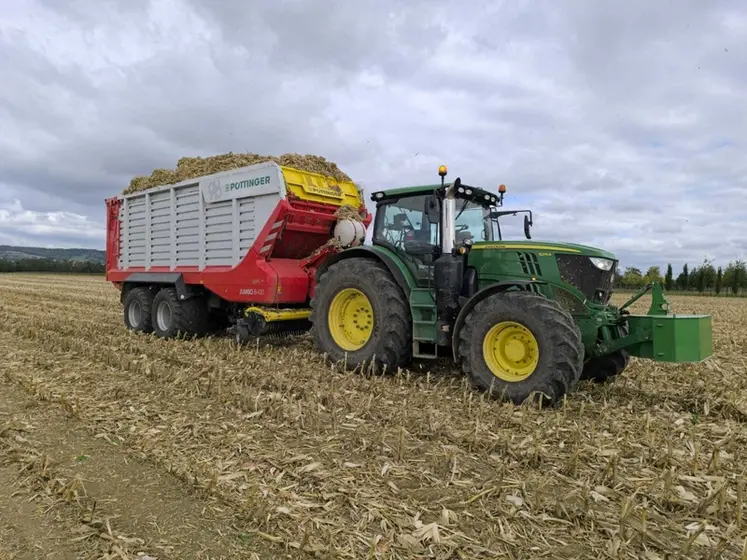 <em class="placeholder">Tracteur John Deere 6R215 et remorque autochargeuse Pöttinger Jumbo 8400 à la récolte de paille de maïs.</em>
