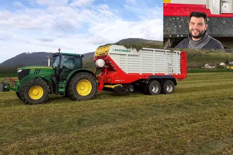 <em class="placeholder">Sylvain Poulet devant sa remorque autochargeuse Pöttinger Jumbo 8400</em>