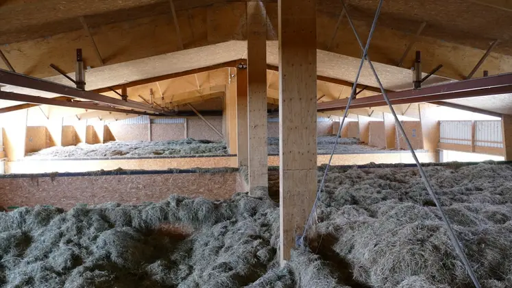 <em class="placeholder">Le séchoir est organisé en 9 cases (5 et 4) réparties de chaque côté d’un couloir central. Chaque case peut contenir 7 m de hauteur de foin, déposé par couches ...</em>