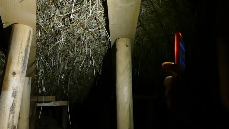 <em class="placeholder">Une case vue du dessous  le fond sur lequel reposent 7 mètres de foin est constitué d’un treillis en fer posé sur des poteaux de bois.</em>