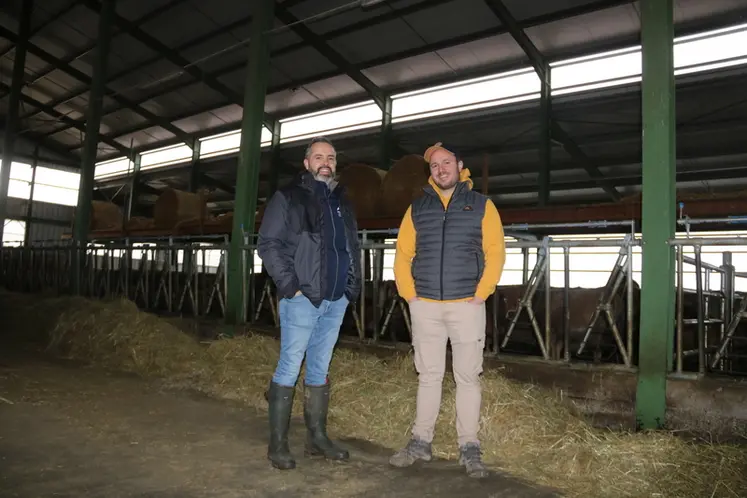 <em class="placeholder">Jérôme Delarbre, conseiller bâtiment à la chambre d&#039;agriculture du Cantal, et Vincent Tardieu, éleveur de bovins allaitants.</em>