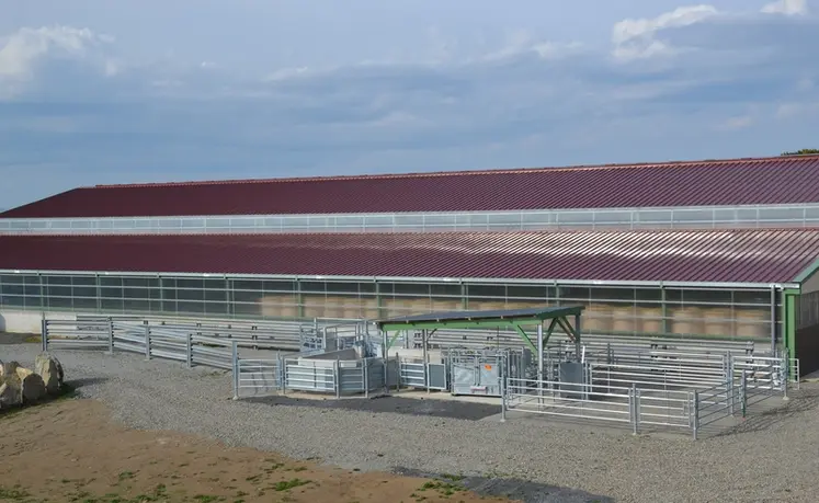 <em class="placeholder">Corail de contention le long du bâtiment d&#039;élevage bovin, dans le Cantal</em>