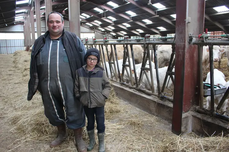 <em class="placeholder">éleveur et son petit garçon bâtiment vaches charolaises</em>
