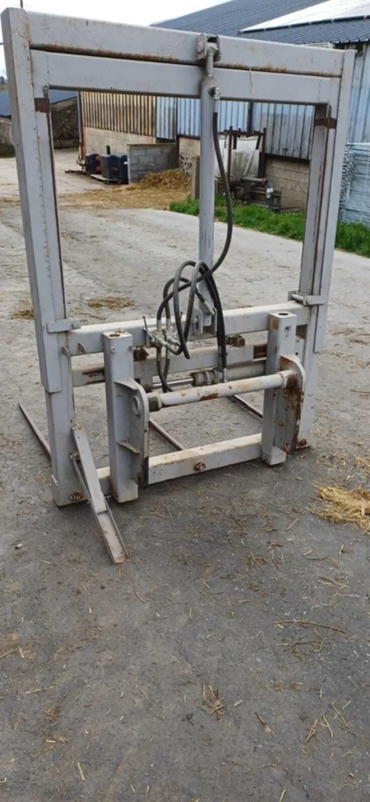 <em class="placeholder">une fourche avec piques coulissants qui permet de piquer puis d’aligner les bottes de foin les unes sur les autres</em>