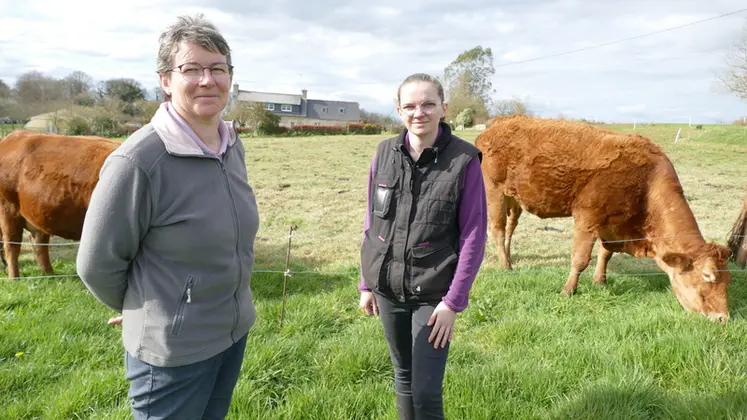 <em class="placeholder">Eleveuse et sa fille devant des vaches limousones dans un pré.</em>