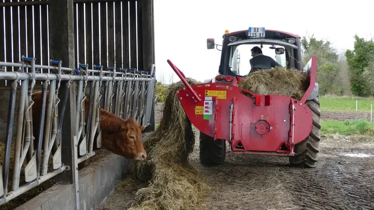 <em class="placeholder">La dérouleuse de balles a considérablement facilité le travail de distribution.</em>
