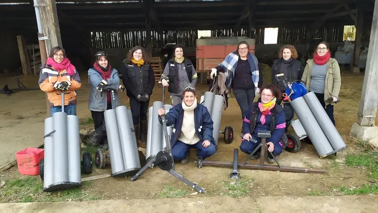 <em class="placeholder">Le groupe d’éleveuses Les elles de l’Adage (35) avec les outils conçus avec dans le cadre de l’accompagnement par
L’atelier paysan.</em>