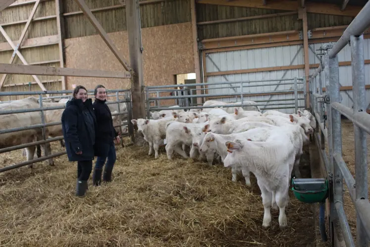 <em class="placeholder">Florine Mainnemare fait partie d’un groupe d’éleveurs animé par Caroline Morin (à g.) , conseillère chez Littoral normand, qui partagent deux à quatre journées de ...</em>