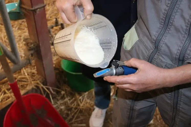 <em class="placeholder">L&#039;éleveur de bovin verse le colostrum sur le réfractomètre.</em>