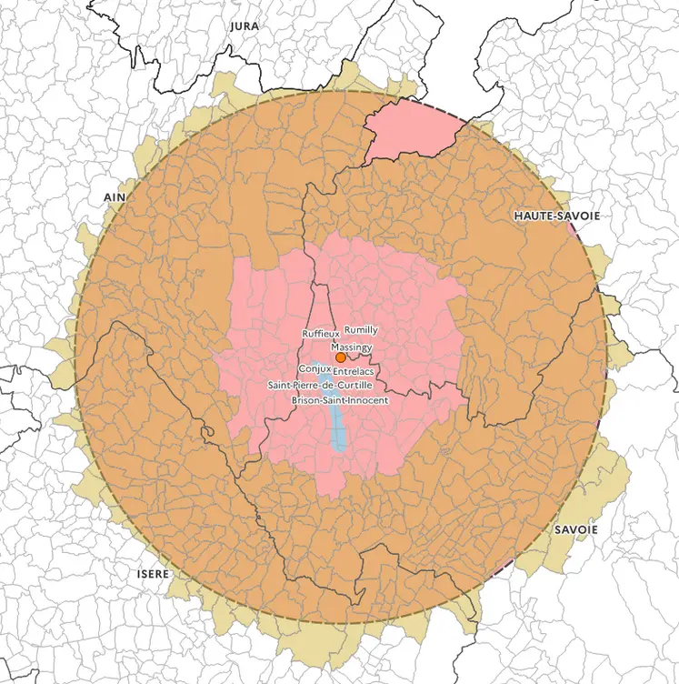 Carte présentant la zone réglementée d’un rayon de 50 kilomètres autour du foyer de dermatose nodulaire contagieuse détecté en Savoie le 29 juin.