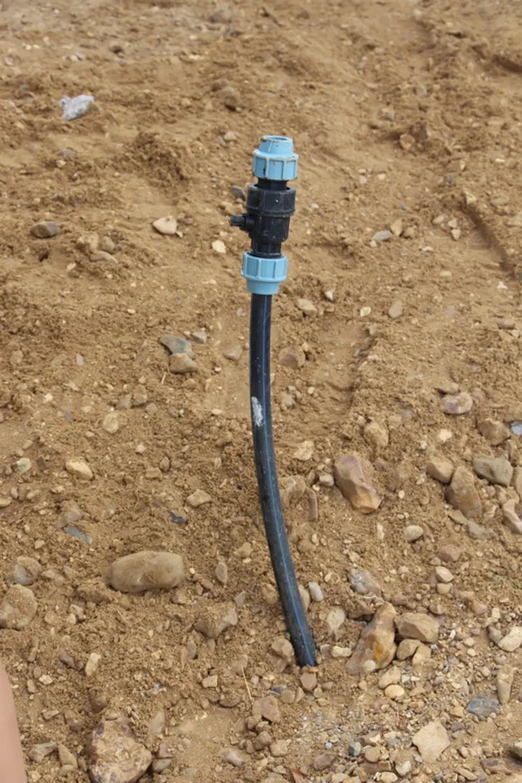 <em class="placeholder">tuyau d'eau prise de terre</em>