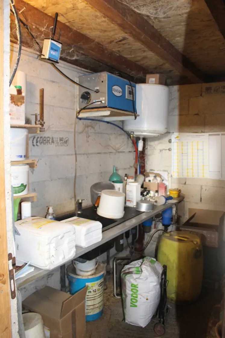 <em class="placeholder">local technique élevage veaux sous la mère minéralisation dans l'eau de boisson brumisateur</em>