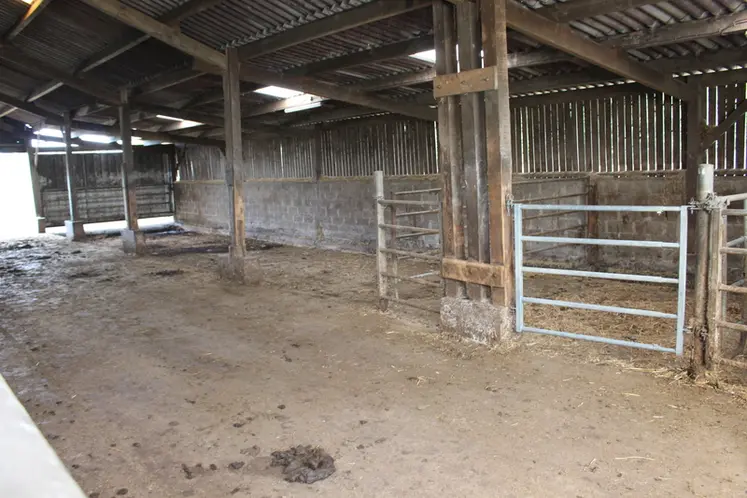<em class="placeholder">ancien bâtiment vaches laitières réaménagé pour vaches allaitantes</em>