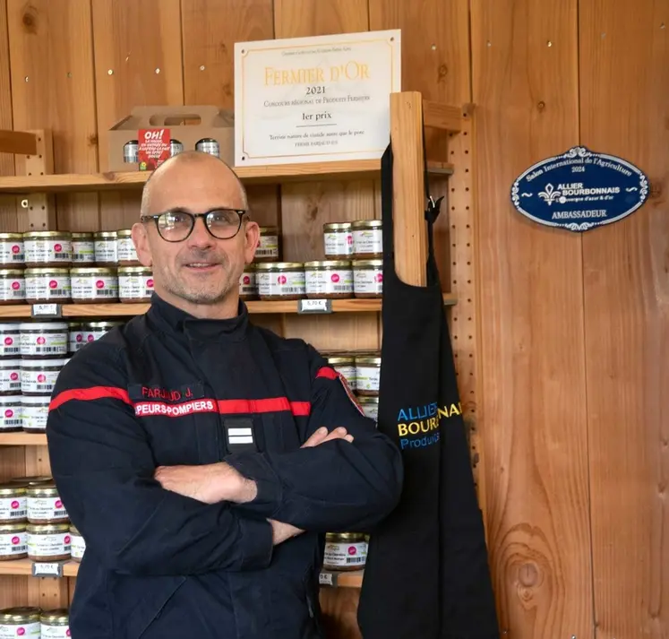 <em class="placeholder">agriculteur en uniforme de pompier devant des produits locaux</em>